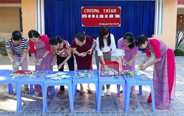 Giáo viên kiểm đếm tiền sau lễ phát động.jpg