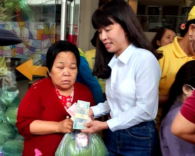 Trao gạo, tiền cho bệnh nhân thận 31-10.jpg