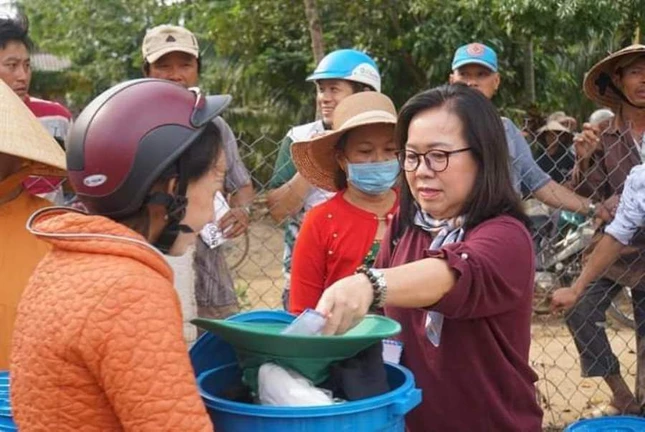 trao qua cuu tro.jpg