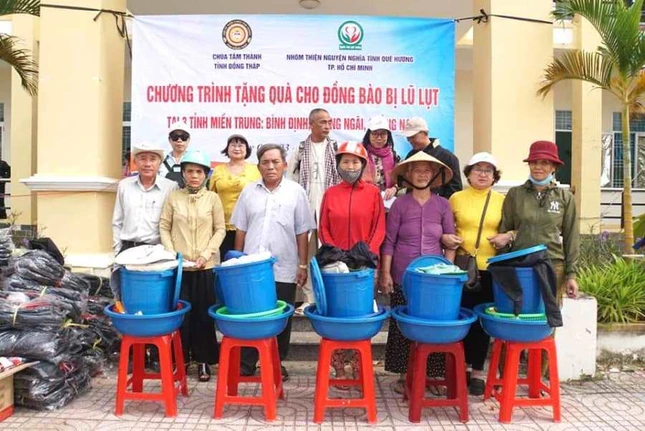 Tang qua cuu tro.jpg