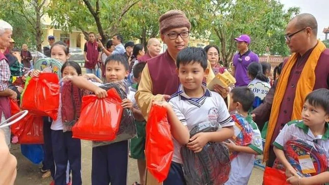 Dai duc Thich Phuong Hue tang quc  cuu tro cho HS.jpg