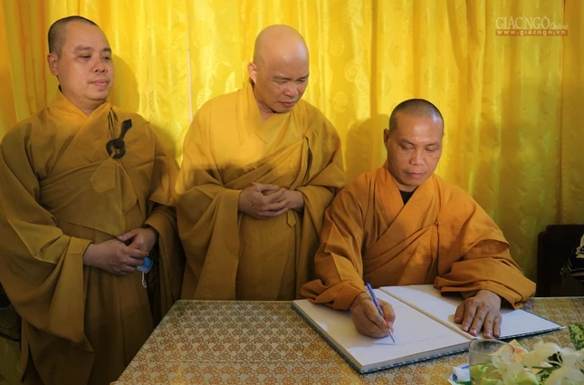 BTS Phật giáo TP.HCM viếng tang TT.Thích Thiện Phú ảnh 6 viengtang.4.jpg