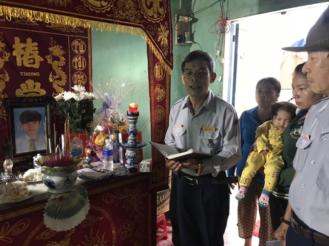 Phân ban GĐPT T.Ư tặng quà lam viên ở miền Trung ảnh 3 9h.jpg