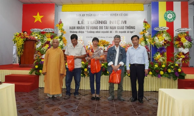 Tưởng niệm nạn nhân tử vong do tại nạn giao thông ảnh 2 4tn.JPG