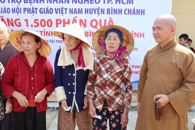 Khánh thành 3 cầu bê-tông, phẫu thuật mắt, tặng quà ảnh 4 1.jpg