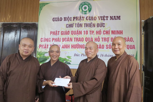 Phật giáo Q.10 trao 1.000 phần quà cứu trợ ảnh 2 2q.jpg