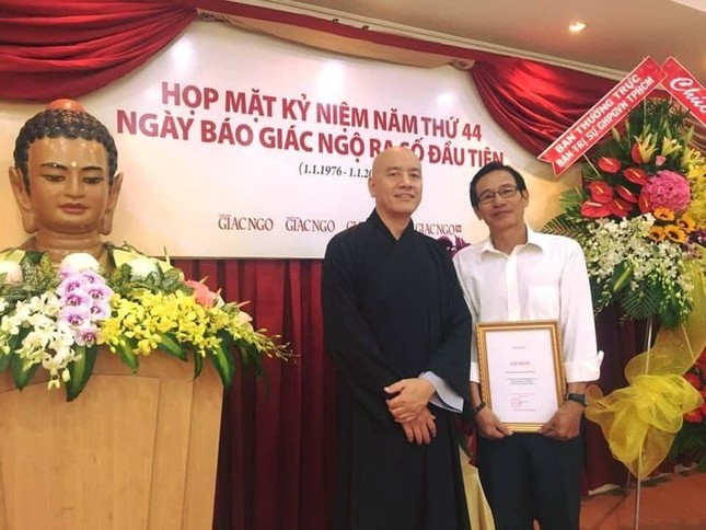 Có đề tài hay liền nghĩ ‘viết cho Giác Ngộ!’ ảnh 3 Lưu niệm với thầy Nhuận Thường- Họa sỹ báo GN.jpg