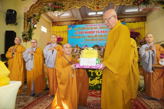 Khóa IX Cao - Trung cấp giảng sư tốt nghiệp ảnh 4 10hp.jpg