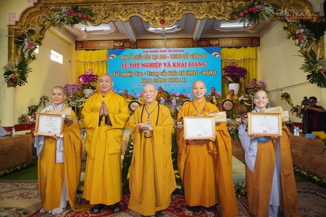 Khóa IX Cao - Trung cấp giảng sư tốt nghiệp ảnh 5 13hp.jpg