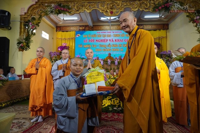 Khóa IX Cao - Trung cấp giảng sư tốt nghiệp ảnh 6 15hp.jpg