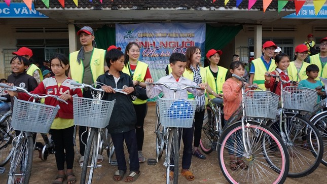 TRAO XE DAP HOC SINH HIEU HOC.JPG