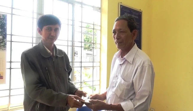 ong Thai trao tra tai san cho ong Son.jpg