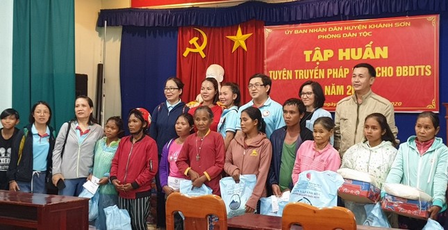 Trao nhà đại đoàn kết, quà đến người nghèo ảnh 2 Tam Duc.jpg