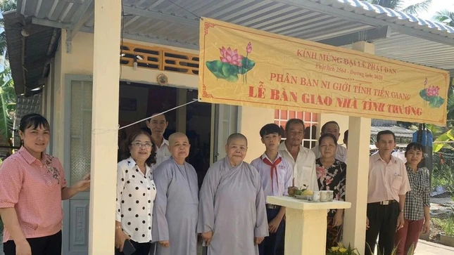 Bàn giao nhà tình thương.jpg