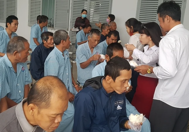 Trao bánh bao đến người tâm thần.jpg