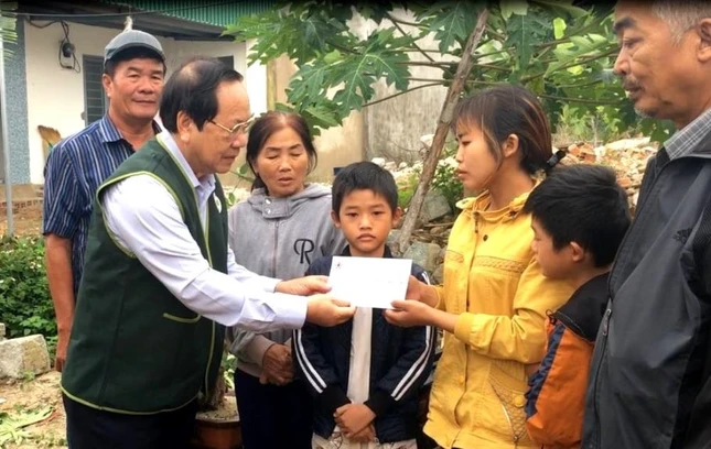 Trao hỗ trợ người dân nghèo bị mưa lụt.jpg