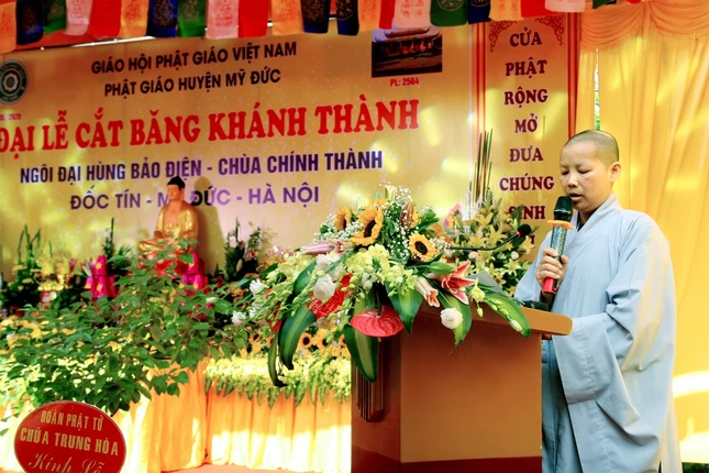 7 - Sư cô Thích Đàm Bảo Trụ trì chùa Chính Thành đọc diễn văn khai mạc.JPG