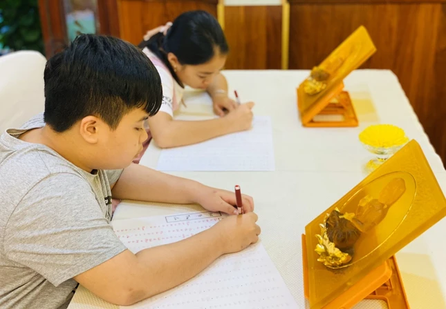 chep kinh cung Phat.jpg