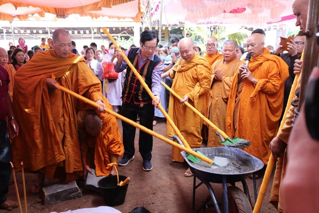 đặt đá khởi công.jpg