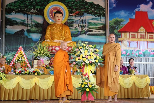 Xây ngôi tịnh xá đầu tiên của đồng bào Tây Nguyên ảnh 3 HT. Giác Hùng đại diện Giáo đoàn 3 tặng quà chúc mừng.jpg