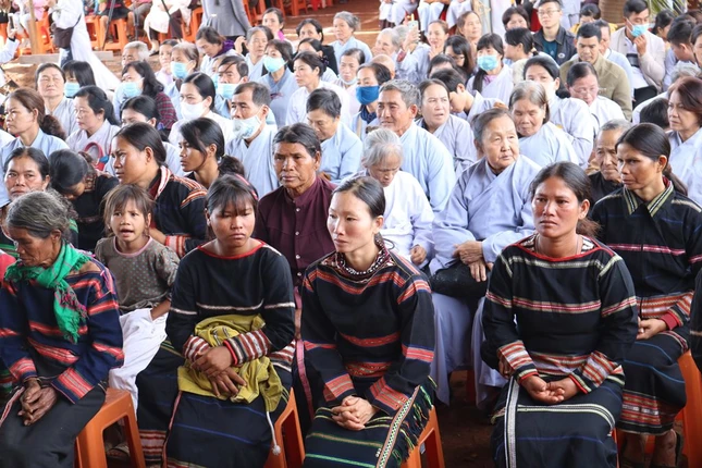 phật tử đồng bào tham dự.jpg