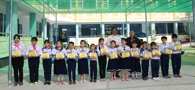 7-Đoàn tặng quà và học bổng cho HS nghèo trường Thành Triệu và Phú Túc.JPG