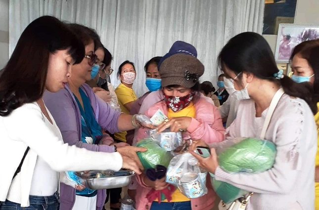 Tặng quà cho bệnh nhân thận sáng 28-12-2020.jpg