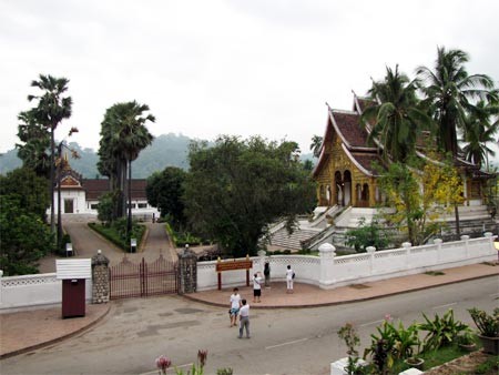 Cung điện Hoàng gia Lào, nay là Bảo tàng quốc gia. Cung điện Hoàng gia Lào, nay là Bảo tàng quốc gia.