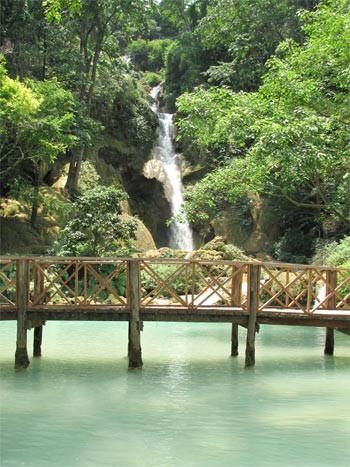 Thác nước Khuang Si, cách thành phố 30 km. Thác nước Khuang Si, cách thành phố 30 km.