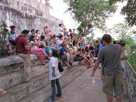 Đến buổi chiều tối, du khách thường trèo lên núi Phou Si để ngắm mặt trời lặn. Đến buổi chiều tối, du khách thường trèo lên núi Phou Si để ngắm mặt trời lặn.