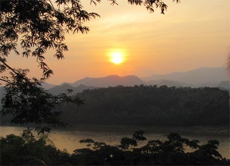 Cảnh hoàng hôn ở Luang Prabang. Cảnh hoàng hôn ở Luang Prabang.