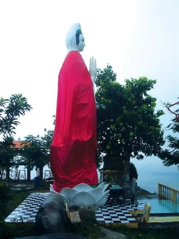 Tượng Quan Âm Bồ Tát trên núi