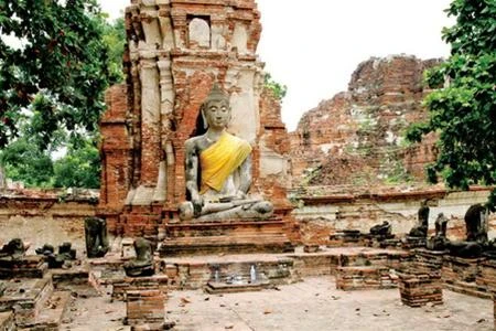 Tượng Phật giữa đổ nát