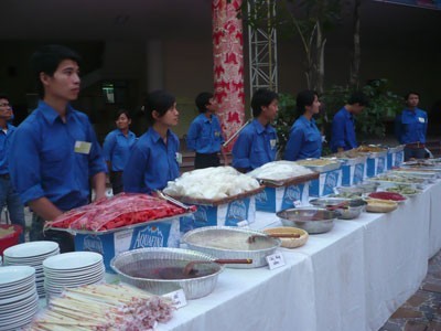 Các bạn sinh viên tình nguyện trong CLB Hành trình xanh hết sức tất bật, bận rộn. Teen Hà Thành háo hức đi ăn chay