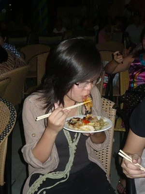 Teen Hà Thành háo hức đi ăn chay