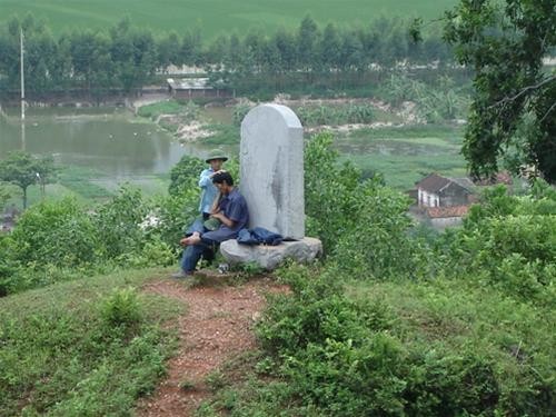 Tấm bia cổ còn sót lại thành nơi cho trẻ ngồi chơi, nghịch ngợm Tấm bia cổ còn sót lại thành nơi cho trẻ ngồi chơi, nghịch ngợm