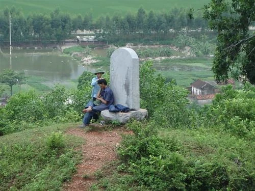 Tấm bia cổ còn sót lại thành nơi cho trẻ ngồi chơi, nghịch ngợm