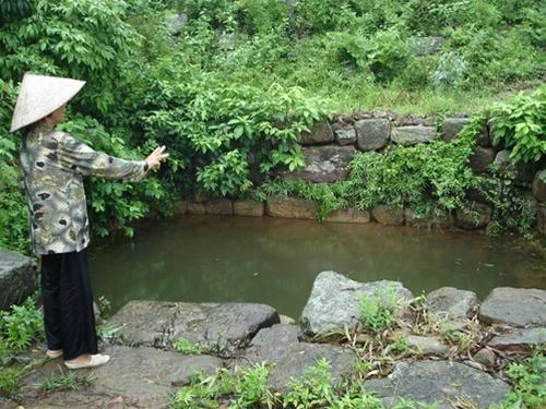 Giếng Tấm Cám cổ giờ thành cái ao nhỏ cho trẻ con tắm