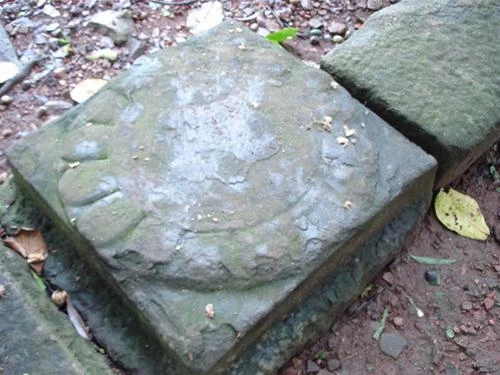 Cột chùa xưa được làm bằng đá giờ chỉ còn là vậy