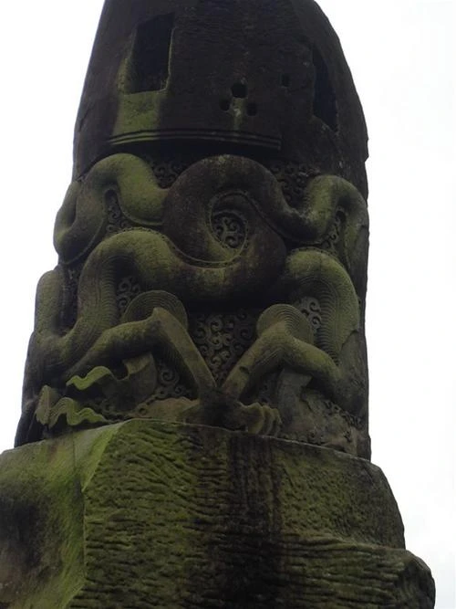 Những chi tiết chạm khắc trên cột đã bị hoen ố, rêu phong làm biến dạng