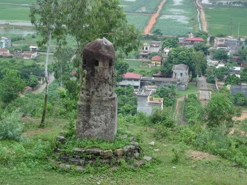 Cột biểu đá tượng trưng cho trời đất, sinh thực khí bị xuống cấp nặng Cột biểu đá tượng trưng cho trời đất, sinh thực khí bị xuống cấp nặng