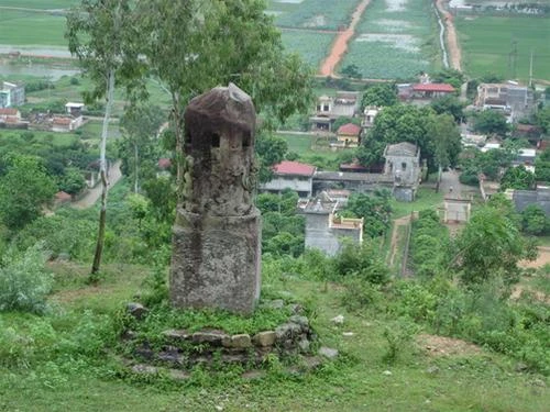 Cột biểu đá tượng trưng cho trời đất, sinh thực khí bị xuống cấp nặng