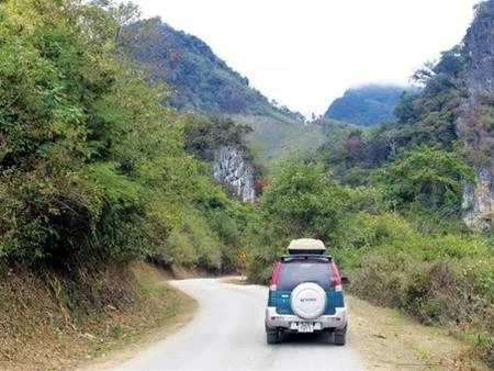 Vắng vẻ đường xuyên Lào