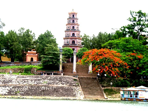 Chùa Thiên Mụ bên bờ sông Hương.