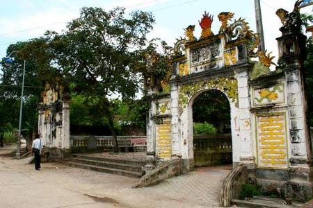 Cổng vào di tích đền phủ Bà Chúa Mía. Cổng vào di tích đền phủ Bà Chúa Mía.
