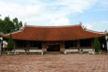 Tượng cá gỗ treo trong đình Mông Phụ.