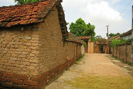 Một góc làng cổ kính, đơn sơ.