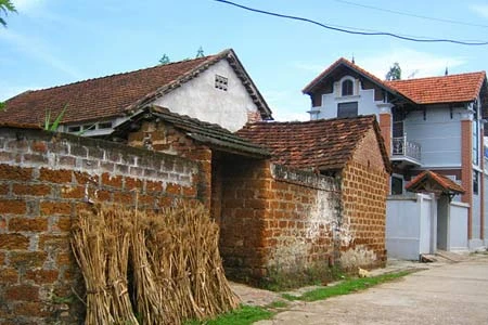 Những ngôi nhà cổ nằm đan xen với những ngôi nhà tầng cao ráo, theo kiến trúc hiện đại.