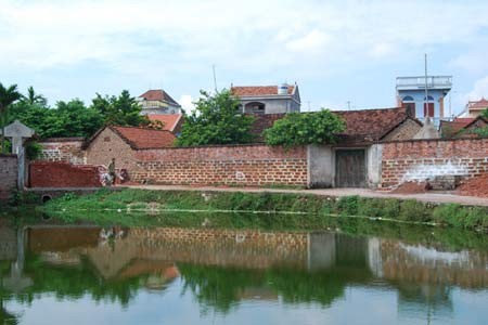 Mái ngói, tường rêu phản chiếu xuống làn nước trong xanh tạo cho làng cổ Đường Lâm một vẻ thanh bình đặc trưng của làng quê Bắc bộ. Mái ngói, tường rêu phản chiếu xuống làn nước trong xanh tạo cho làng cổ Đường Lâm một vẻ thanh bình đặc trưng của làng quê Bắc bộ.