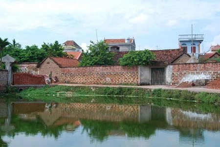 Mái ngói, tường rêu phản chiếu xuống làn nước trong xanh tạo cho làng cổ Đường Lâm một vẻ thanh bình đặc trưng của làng quê Bắc bộ.